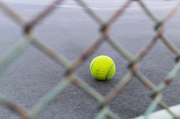 Pallina da tennis al campo da tennis