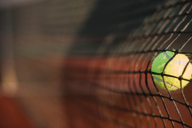 Pallina da tennis che colpisce la rete