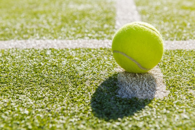 Pallina da tennis gialla in tribunale su erba artificiale