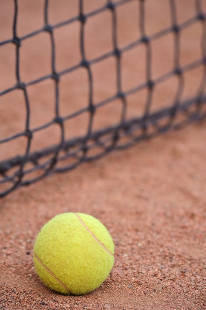 Pallina da tennis in campo