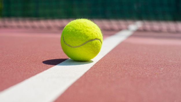 Pallina da tennis sdraiato sul campo. Concetto di stile di vita sano