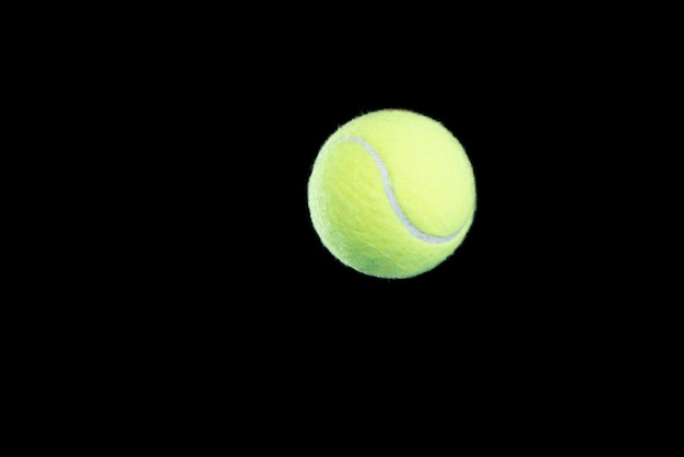 Pallina da tennis su sfondo nero