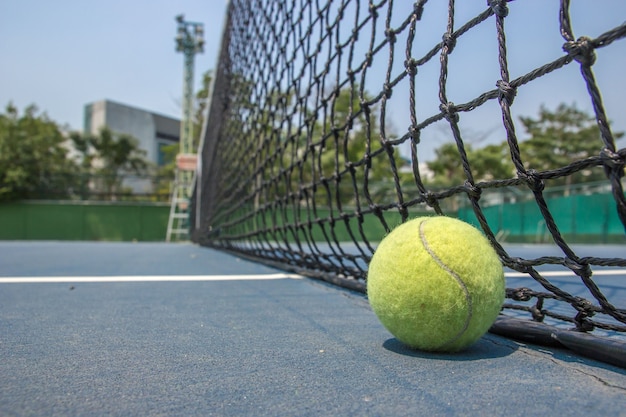 Pallina da tennis sul campo da tennis