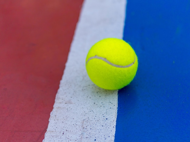 Pallina da tennis sul campo duro