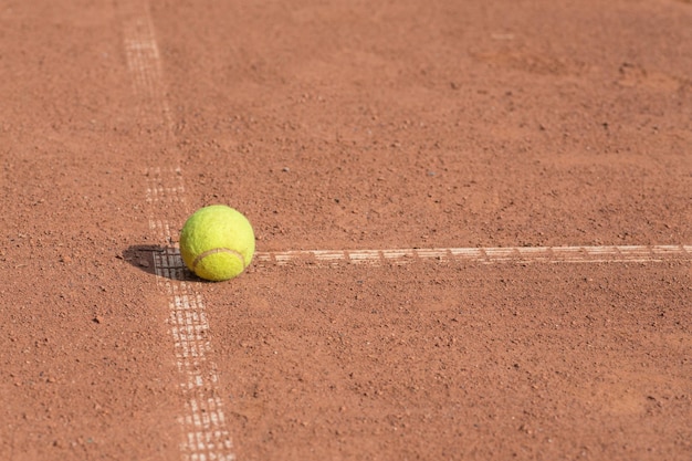 Pallina da tennis sul campo