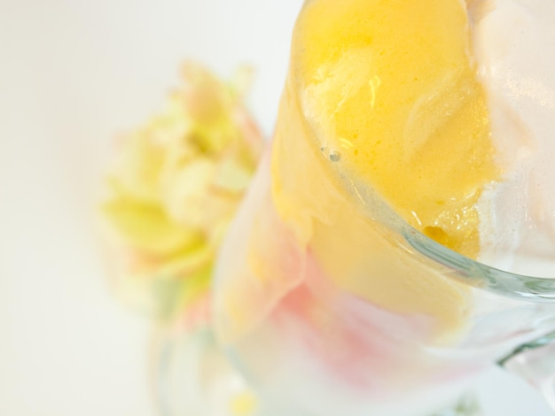 Pallina di delizioso gelato fresco italiano su sfondo bianco.