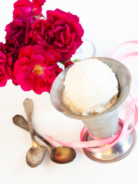 Pallina di delizioso gelato fresco italiano su sfondo bianco.