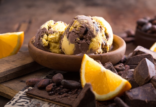 pallina di gelato al cioccolato liscio e setoso