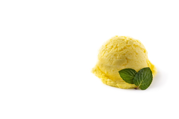 Pallina di gelato al limone decorata con foglie di menta isolate