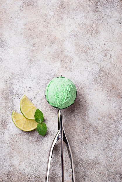 Pallina di gelato alla menta e lime