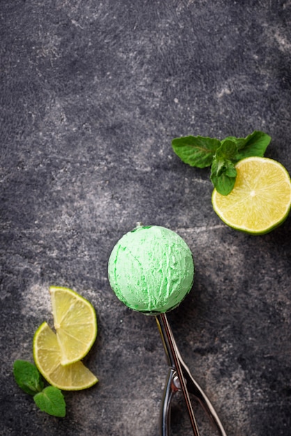 Pallina di gelato alla menta e lime