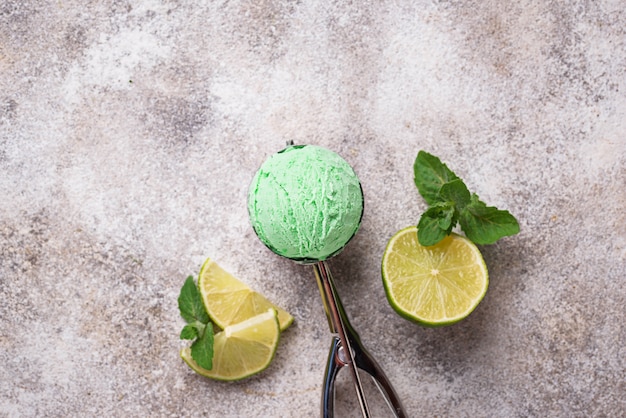 Pallina di gelato alla menta e lime