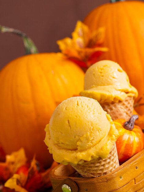 Pallina di gelato alla zucca gourmet in coni di cialda.