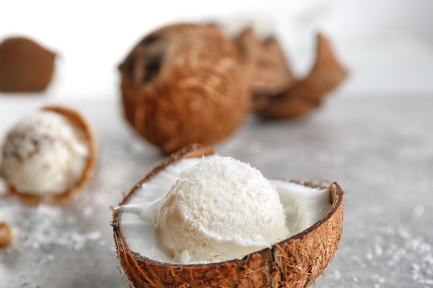 Pallina di gelato fresca a metà cocco sul tavolo della cucina