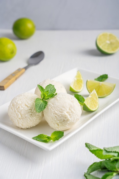 Pallina di gelato zuccherato cibo congelato mangiato come dessert a base di latte con lime e menta