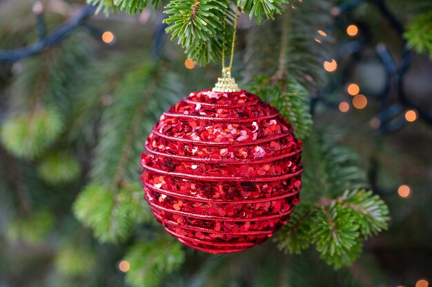 Pallina di Natale appesa a una vista del primo piano dell'albero di Natale di abete rosso