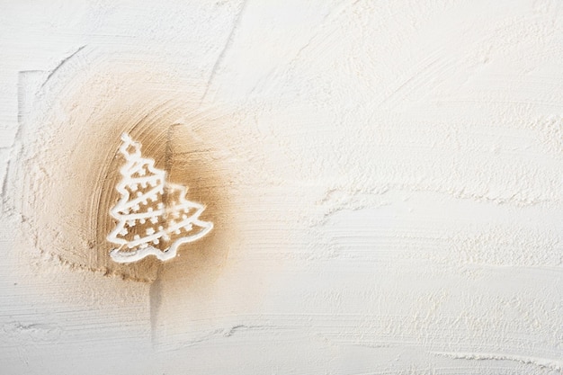 Pallina di Natale fatta di elementi decorativi su sfondo bianco testurizzato