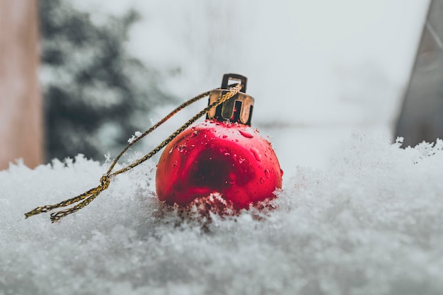 Pallina di Natale nella neve singola pallina rossa