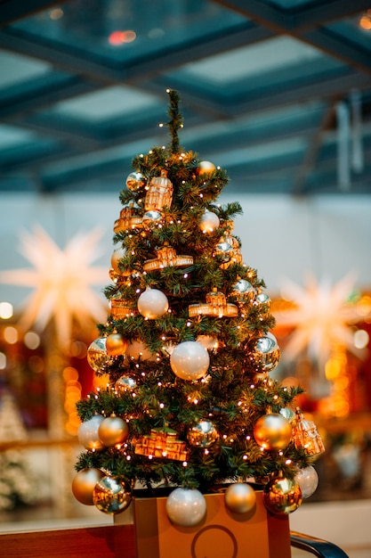 Pallina di Natale pende da un albero