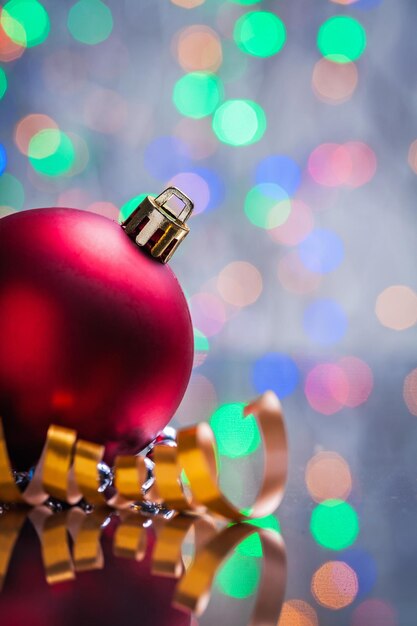 Pallina di natale rossa e canutiglia su sfondo di bokeh copyspace