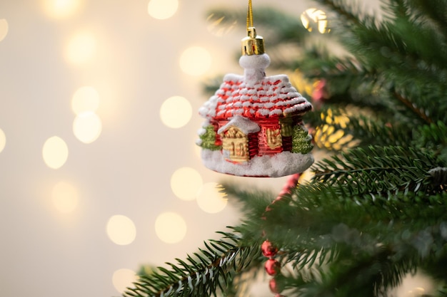 Pallina di Natale sull'albero di Natale con il fondo del bokeh delle luci.