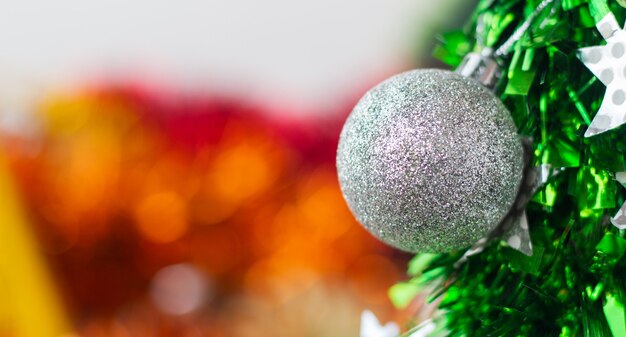 Pallina di Natale sull'albero per lo sfondo