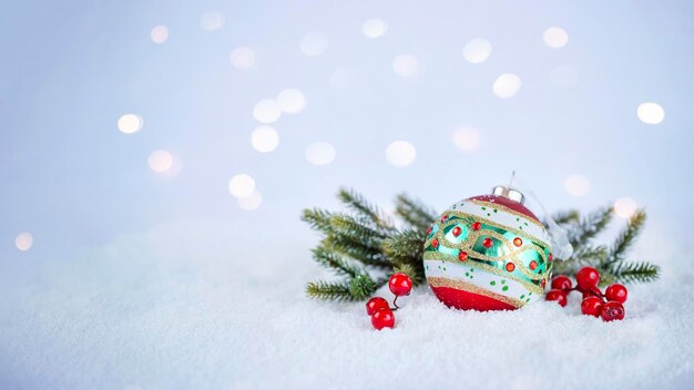 Pallina di vetro di Natale nella neve con sfondo bokeh morbido stock image