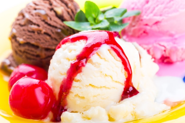 Pallina per gelato con palline e topping alla vaniglia, cioccolato e frutti di bosco