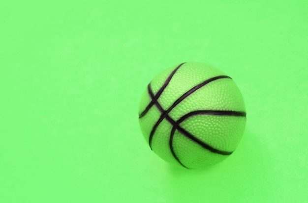 Pallina verde per gioco sportivo di basket