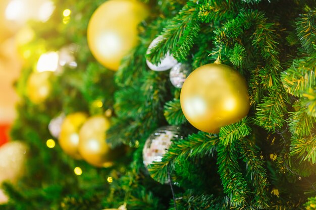 Palline colorate su sfondo verde albero di Natale Decorazione durante il periodo di Natale e Capodanno