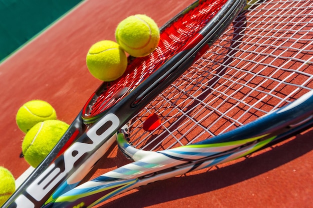 Palline da tennis e racchetta sul campo in erba