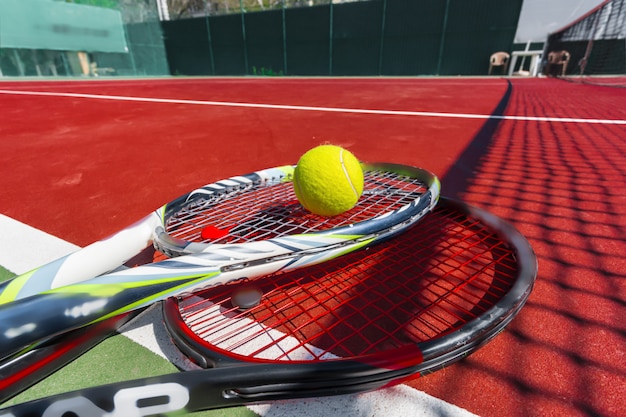 Palline da tennis e racchetta sul campo in erba