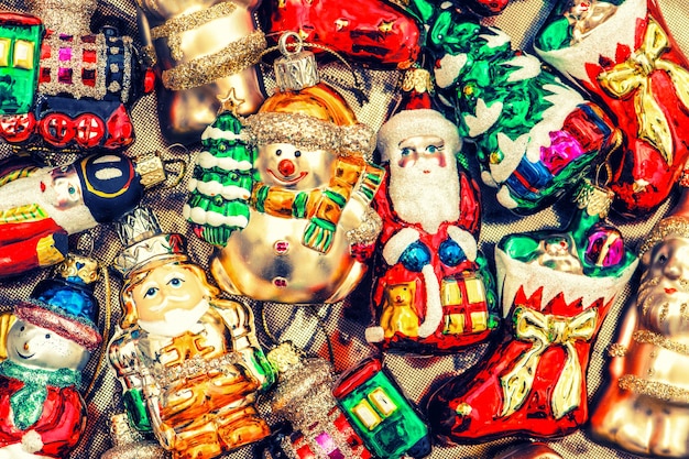 Palline di addobbi per l'albero di Natale, giocattoli e ornamenti colorati. foto dai toni in stile vintage