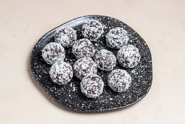 Palline di cioccolato al cocco Caramelle Dessert Cibo vegetariano