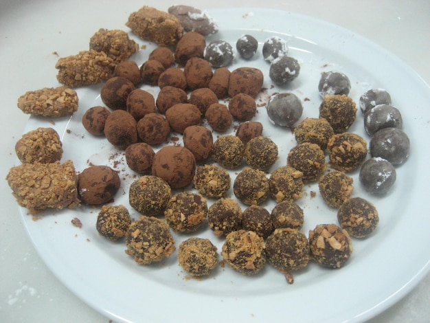 Palline di cioccolato con cacao e mandorle