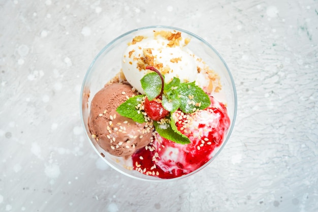 Palline di cioccolato e gelato alla fragola in bicchieri Vista dall'alto Spazio libero per il testo