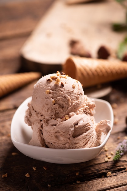 Palline di cioccolato e gelato alla vaniglia sulla piastra da vicino