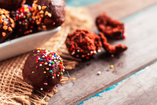 Palline di cioccolato su un legno.