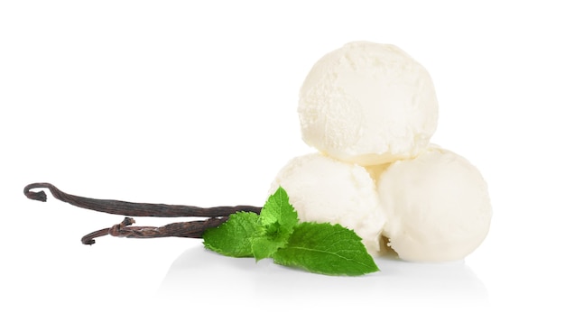 Palline di delizioso gelato alla vaniglia su bianco