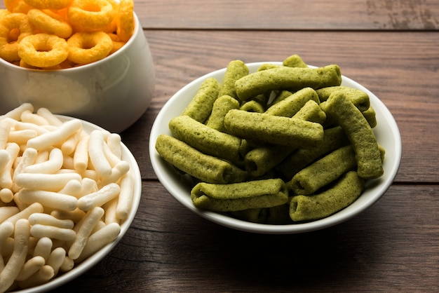 Palline di Formaggio, Anelli, Sfogliatine di Mais o di Grano con Fritture di Ruota Salate Croccanti. Servito in un piatto bianco o in una ciotola di legno. Messa a fuoco selettiva