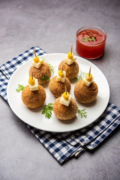 Palline di formaggio di mais con spuntino popolare per le feste dall'India