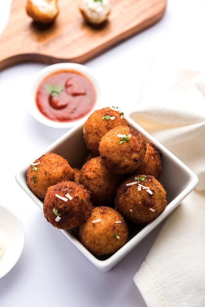 Palline di formaggio di patate fritte o crocchette con ketchup. Messa a fuoco selettiva