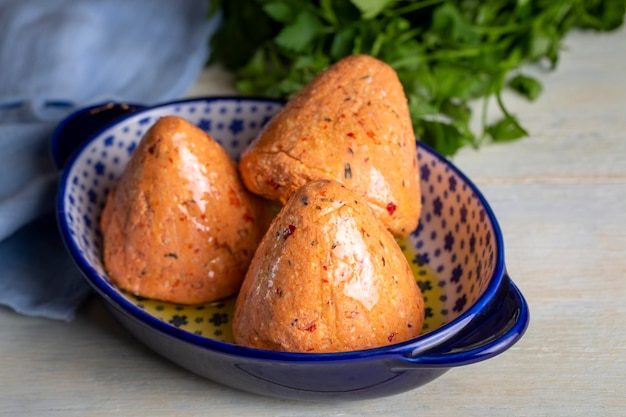 Palline di formaggio Surk piccante tradizionale turca con olio d'oliva di Hatay in Turchia. (nome turco; Surk peynir)