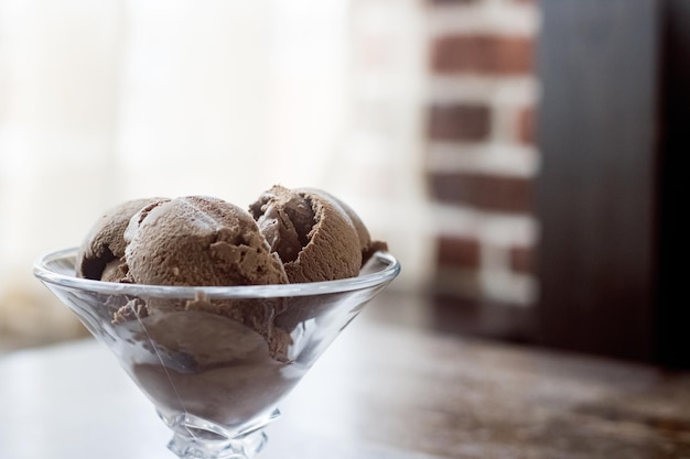 Palline di gelato al cioccolato in un vaso