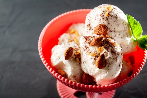 Palline di gelato bianco ripieno su sfondo nero con menta e cioccolato e cacao L'estate mangia e vista dall'alto