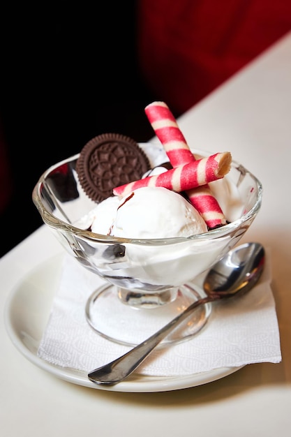 Palline di gelato cremose con biscotti in una coppa di vetro