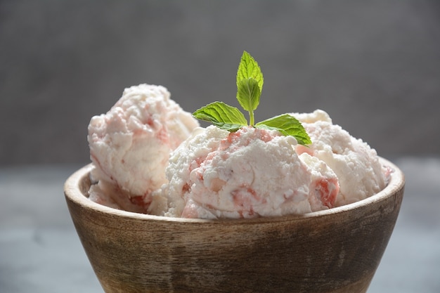 Palline di gelato in una ciotola di legno