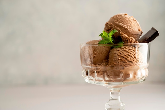 Palline di gelato vegane al cioccolato in ciotole di gelato in vetro dessert per lo spazio della copia dell'ora legale per il testo