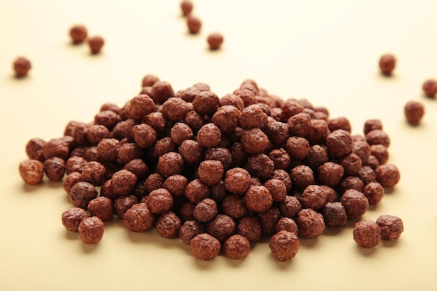 Palline di mais al cioccolato e cereali su fondo beige