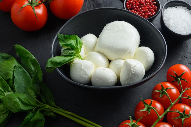 Palline di mozzarella, in una ciotola nera